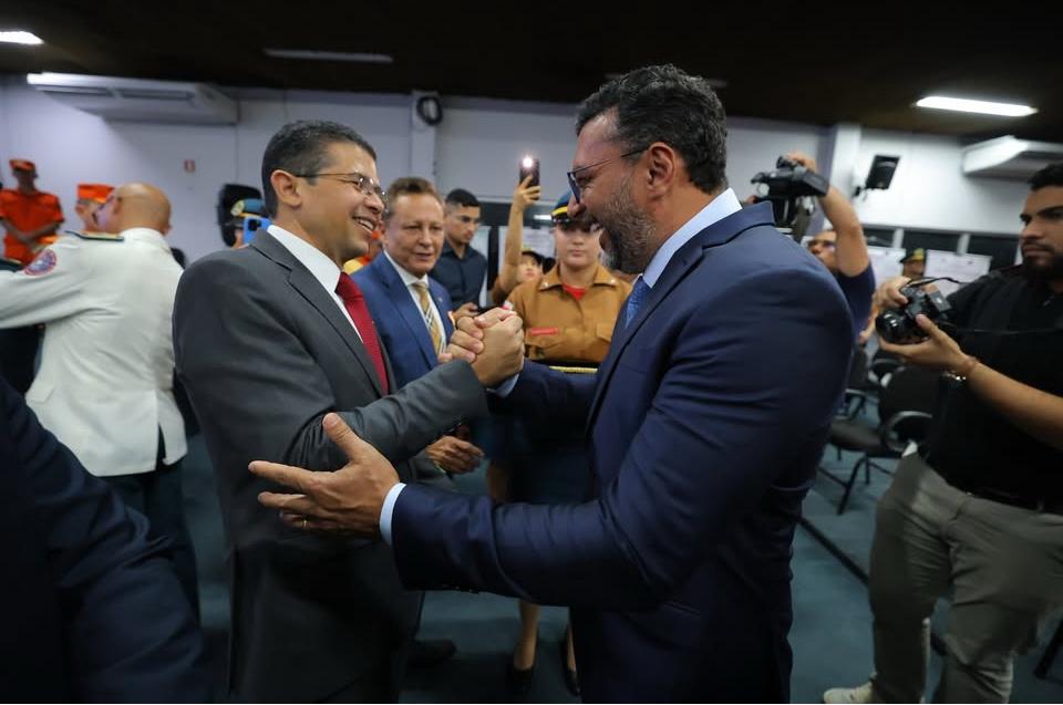 João recebe medalha do Corpo de Bombeiros