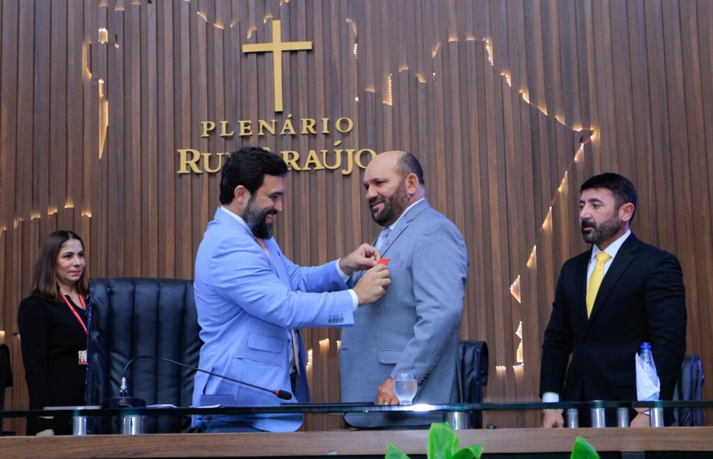 Medalha ao prefeito de Tefé