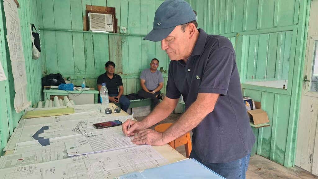 Prefeito assina convênios