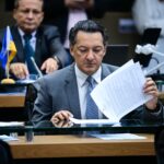 AVANÇO NO CUIDADO AO AUTISMO: PL DE FELIPE SOUZA É APROVADO NA ALEAM