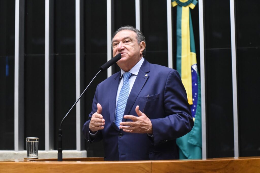 Átila recebe homenagem na Câmara