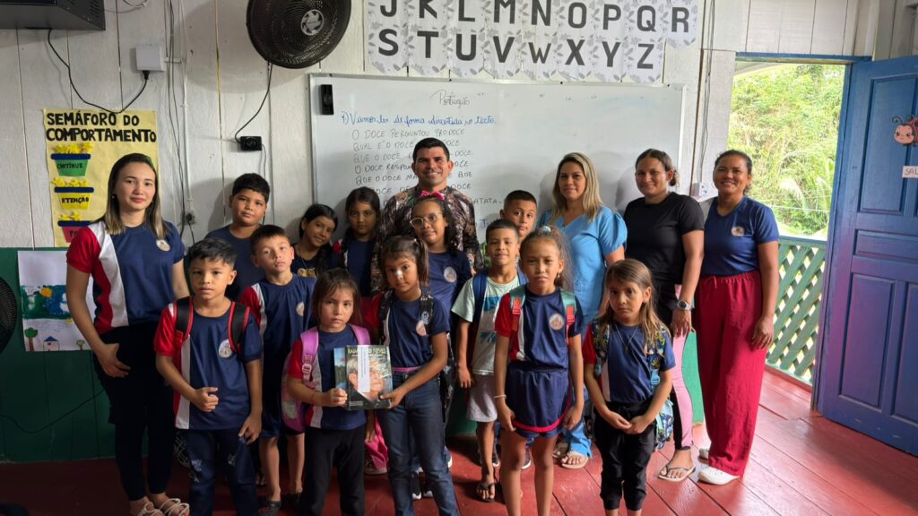 Escolas recebem exemplar