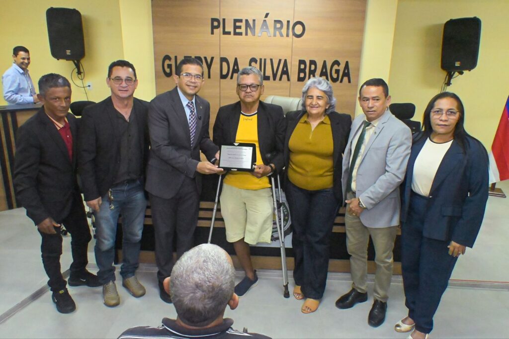 João Luiz recebe título