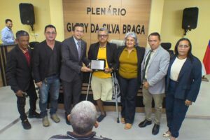 João Luiz recebe título