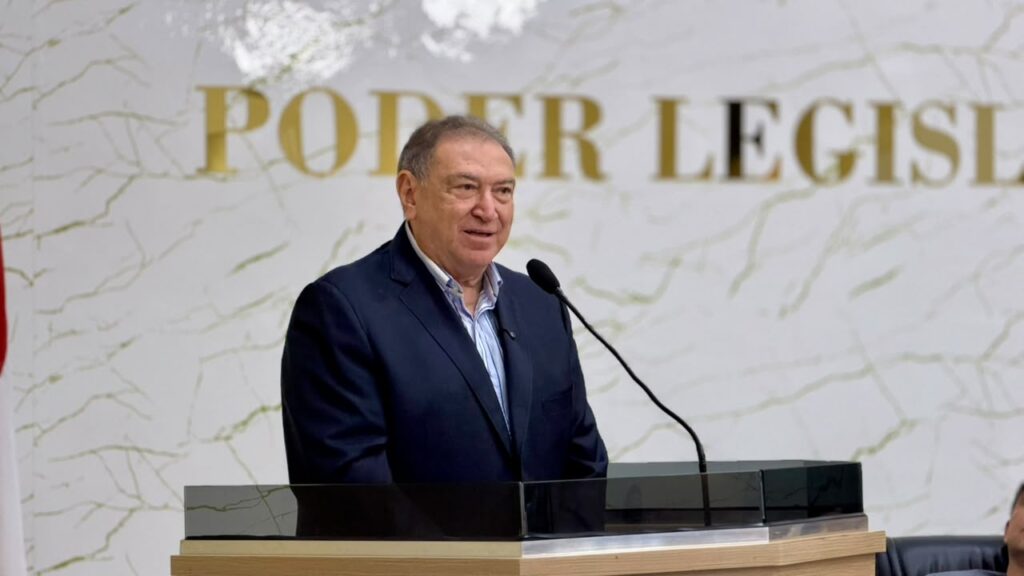 Átila rece titulo de c idadão em nova olinda