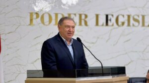 Átila rece titulo de c idadão em nova olinda