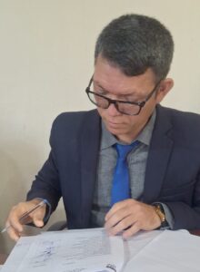 João assina