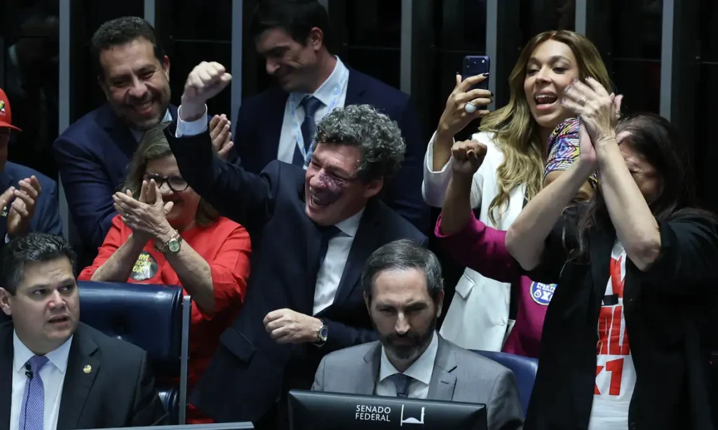 Senado aprova a fim da escala 6x1